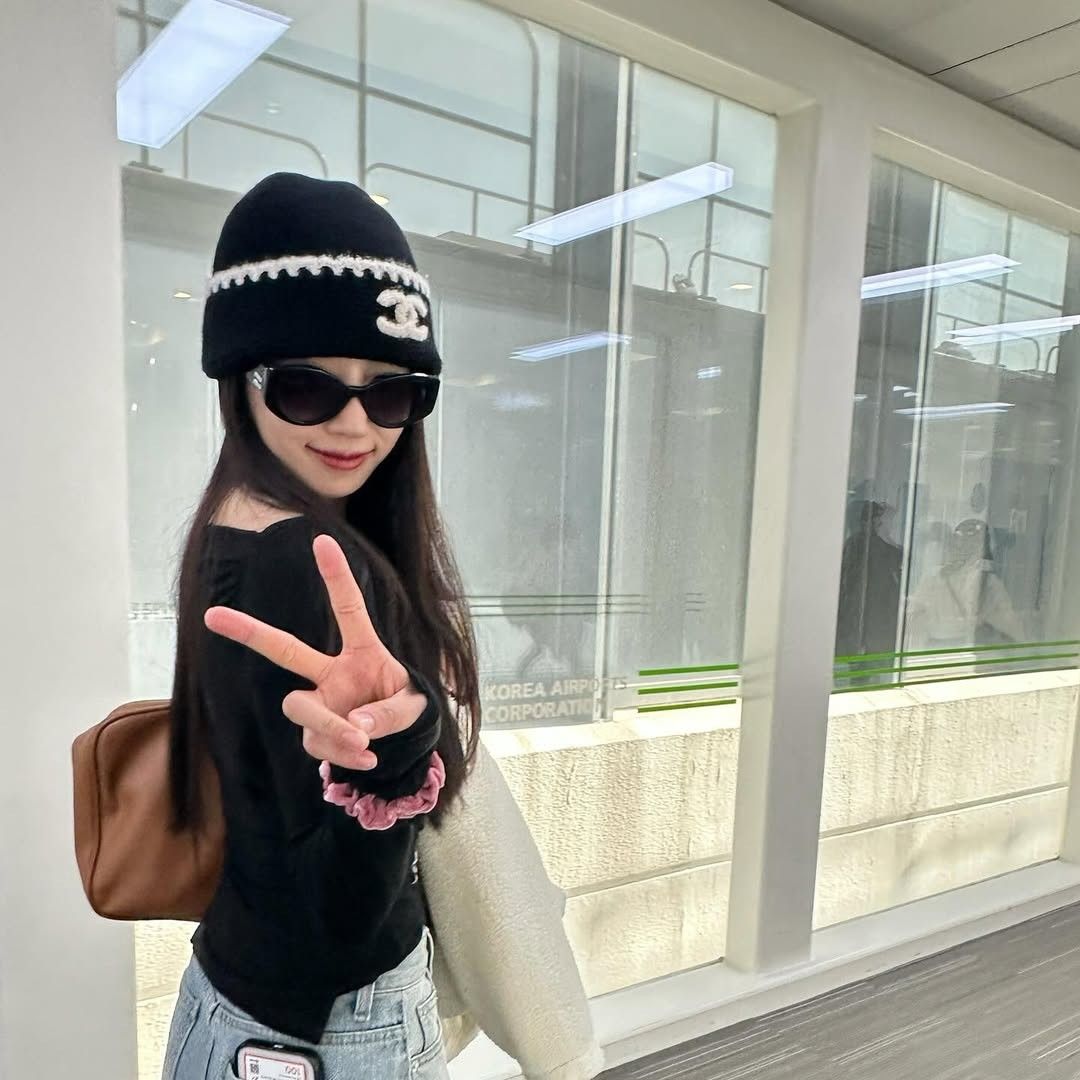 Behind-the-scenes cut of Lee Mijoo