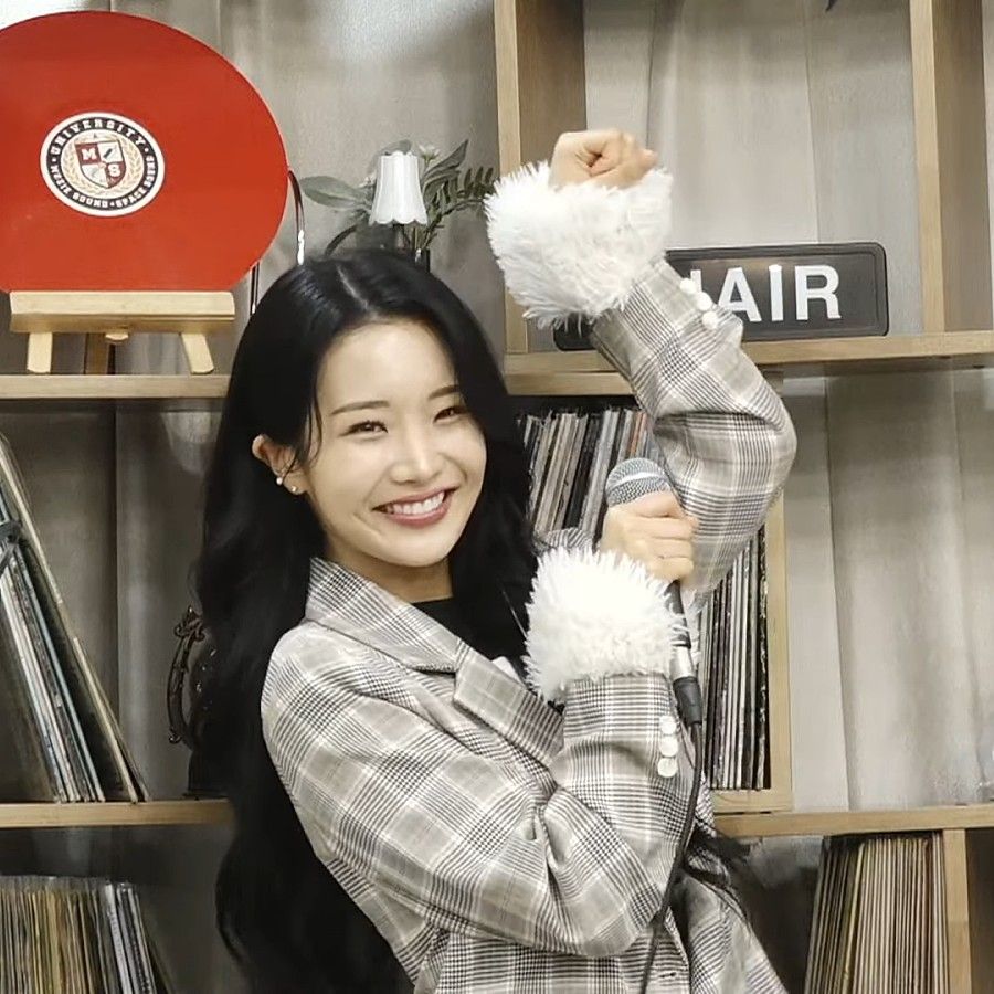 Behind-the-scenes cut of Kim Soyeon (2004)
