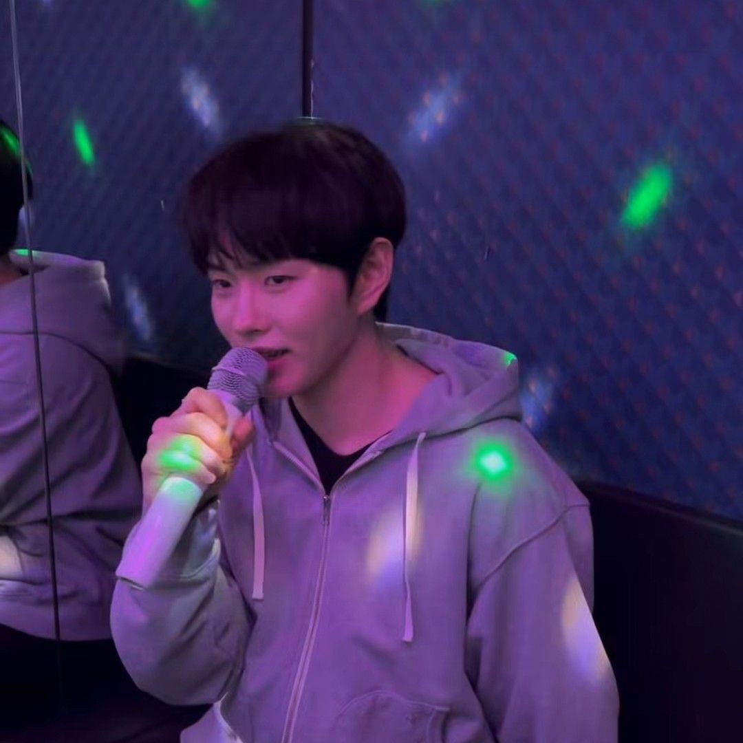 A moment captured by a fan of Lee Byeongchan