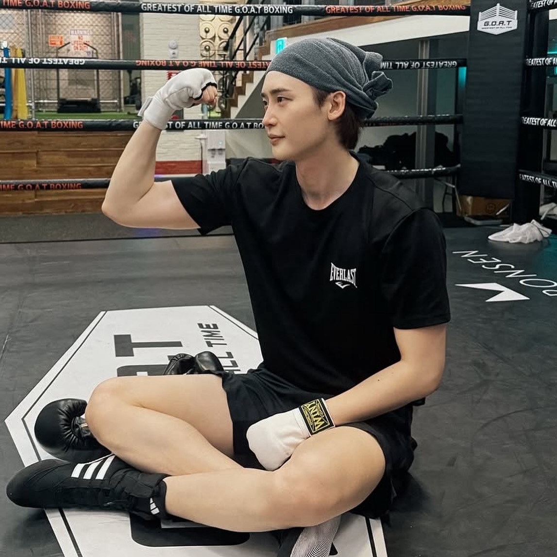 Behind-the-scenes cut of Lee Jongsuk