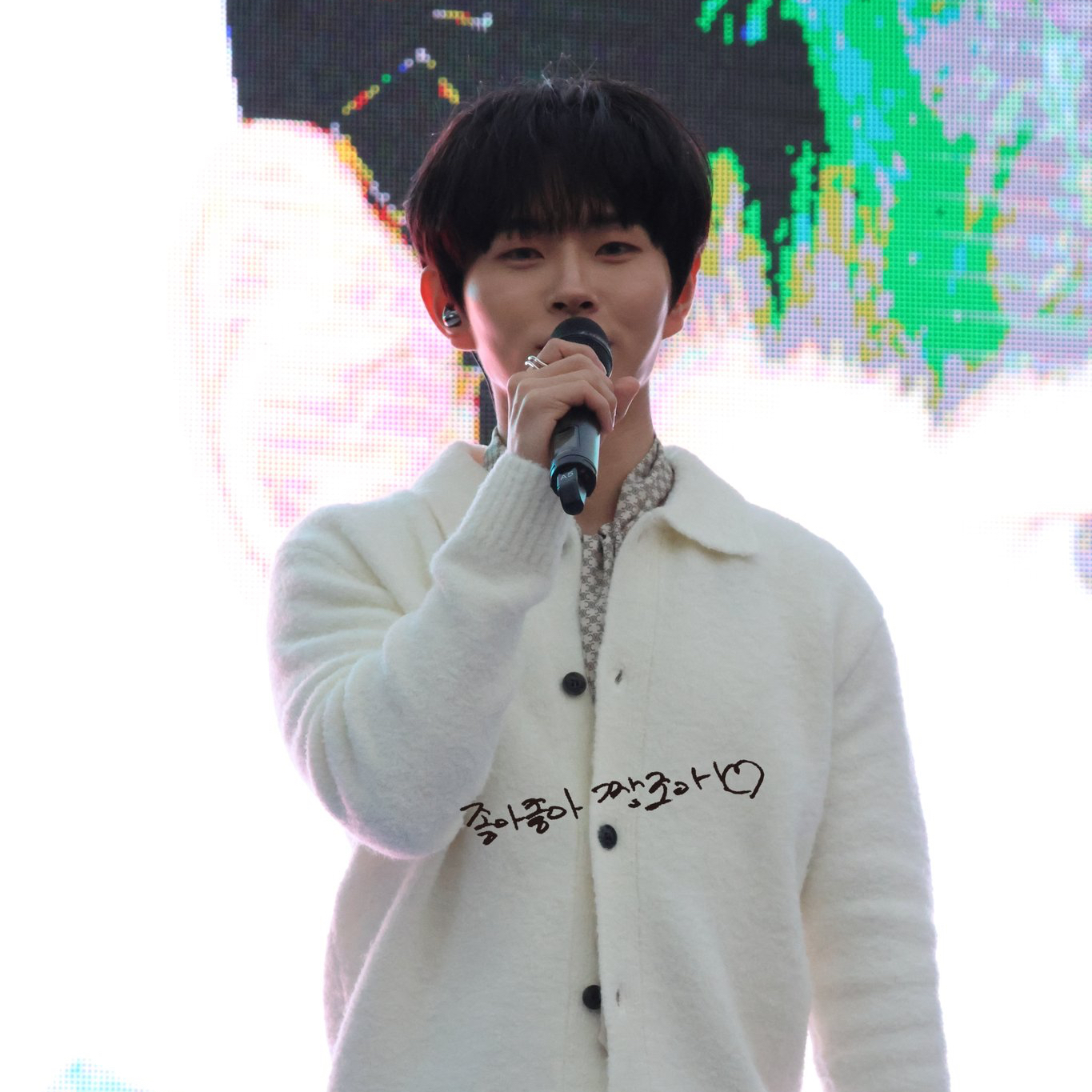 Behind-the-scenes cut of Lee Byeongchan