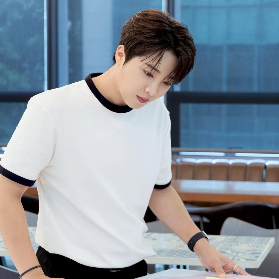 Behind-the-scenes cut of Hwang Yunsung
