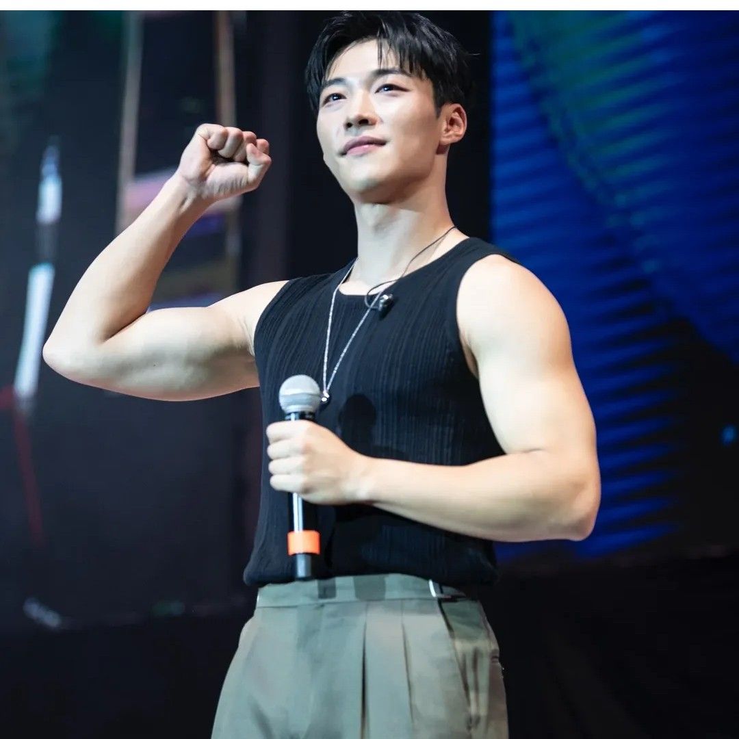A moment captured by a fan of Woo Dohwan