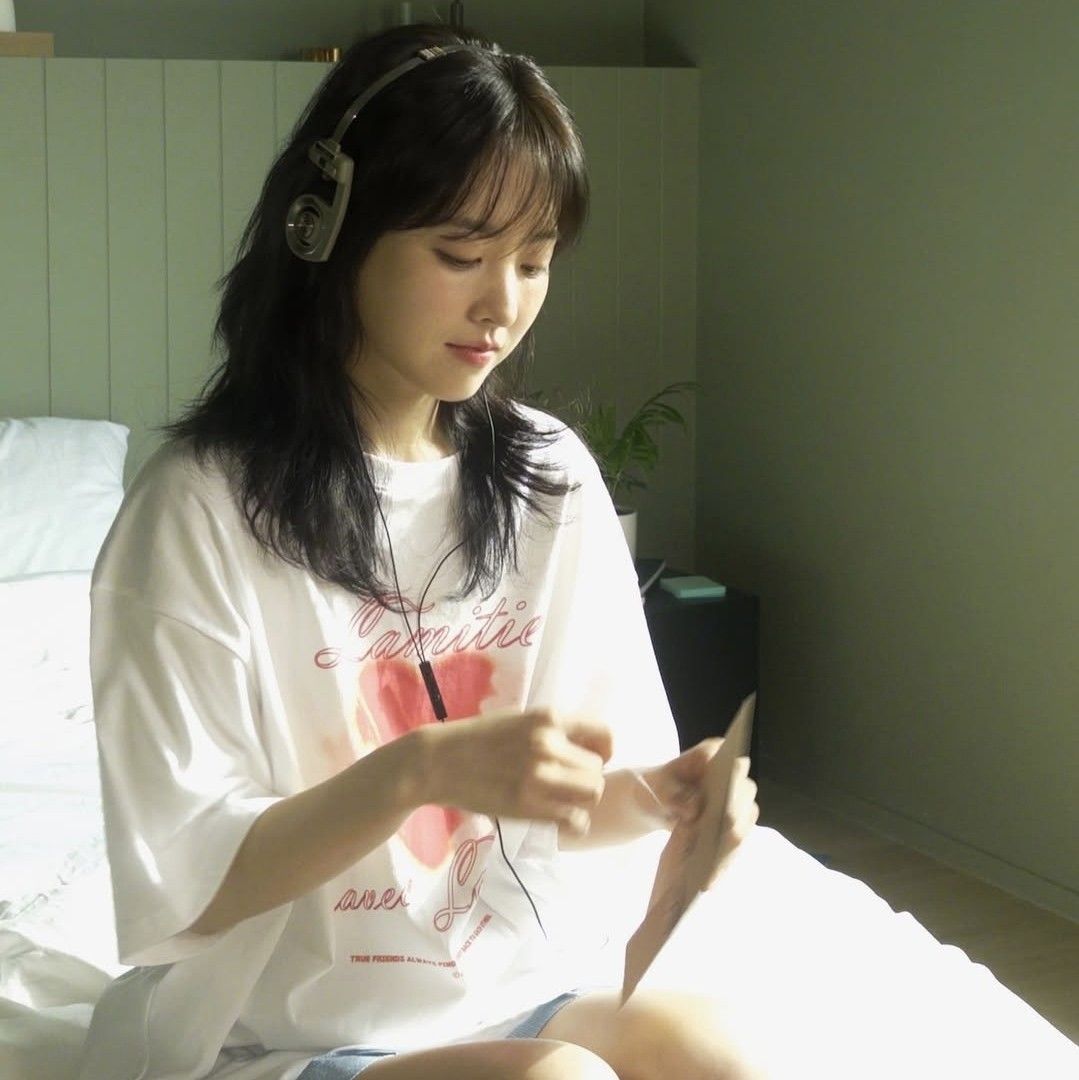 Behind-the-scenes cut of Park Boyoung
