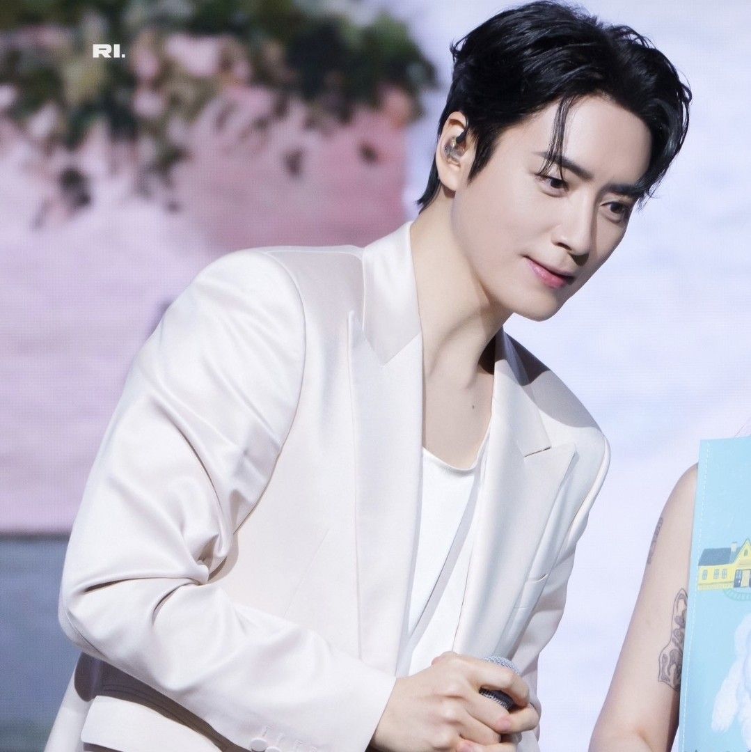 Behind-the-scenes cut of Lee Joonhyuk