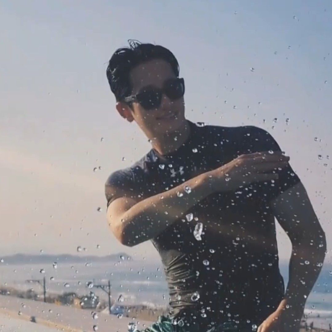 A moment captured by a fan of Park Sihoo