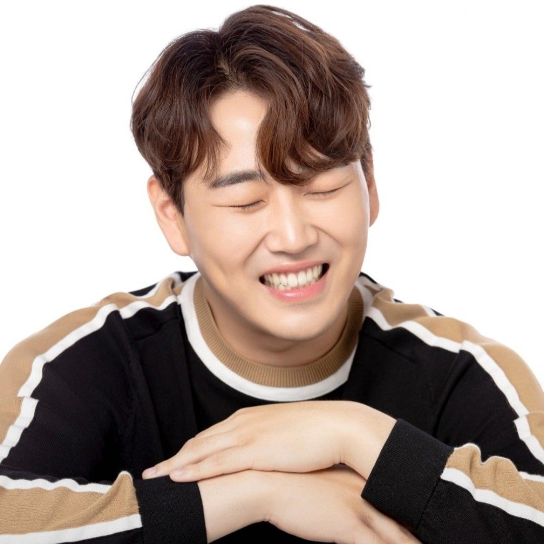 Momen yang diabadikan oleh penggemar Hwang Youngwoong