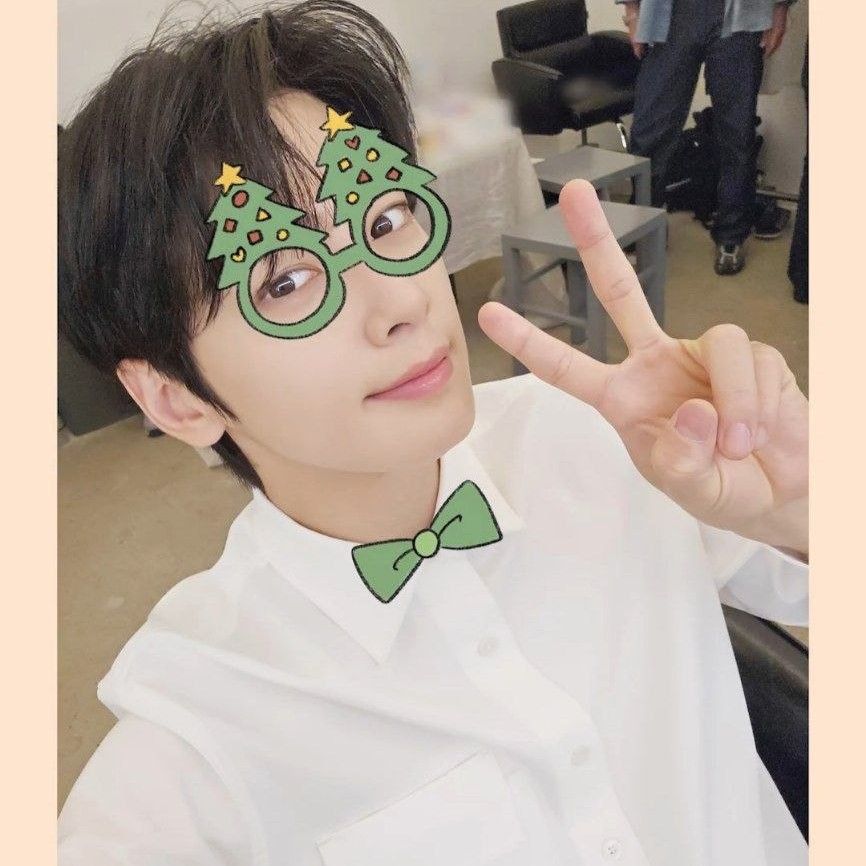 Behind-the-scenes cut of Cha Eunwoo