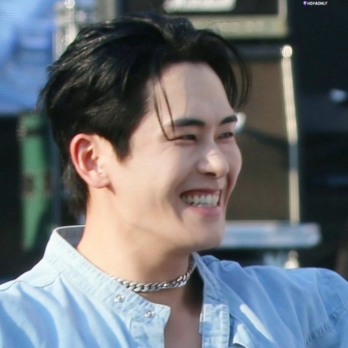 Behind-the-scenes cut of Hoya