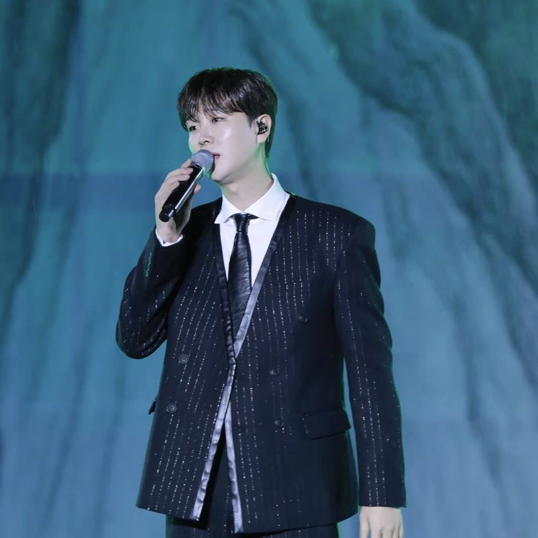 A moment captured by a fan of Song Minjun