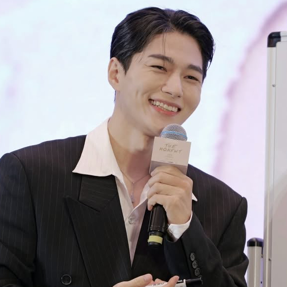 A moment captured by a fan of Kim Myungsoo (L)