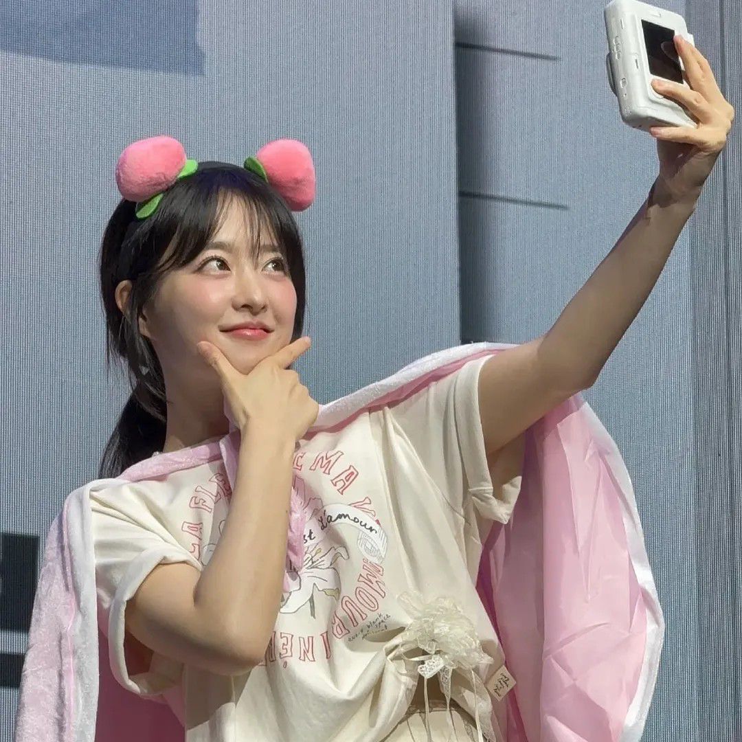 Behind-the-scenes cut of Park Boyoung