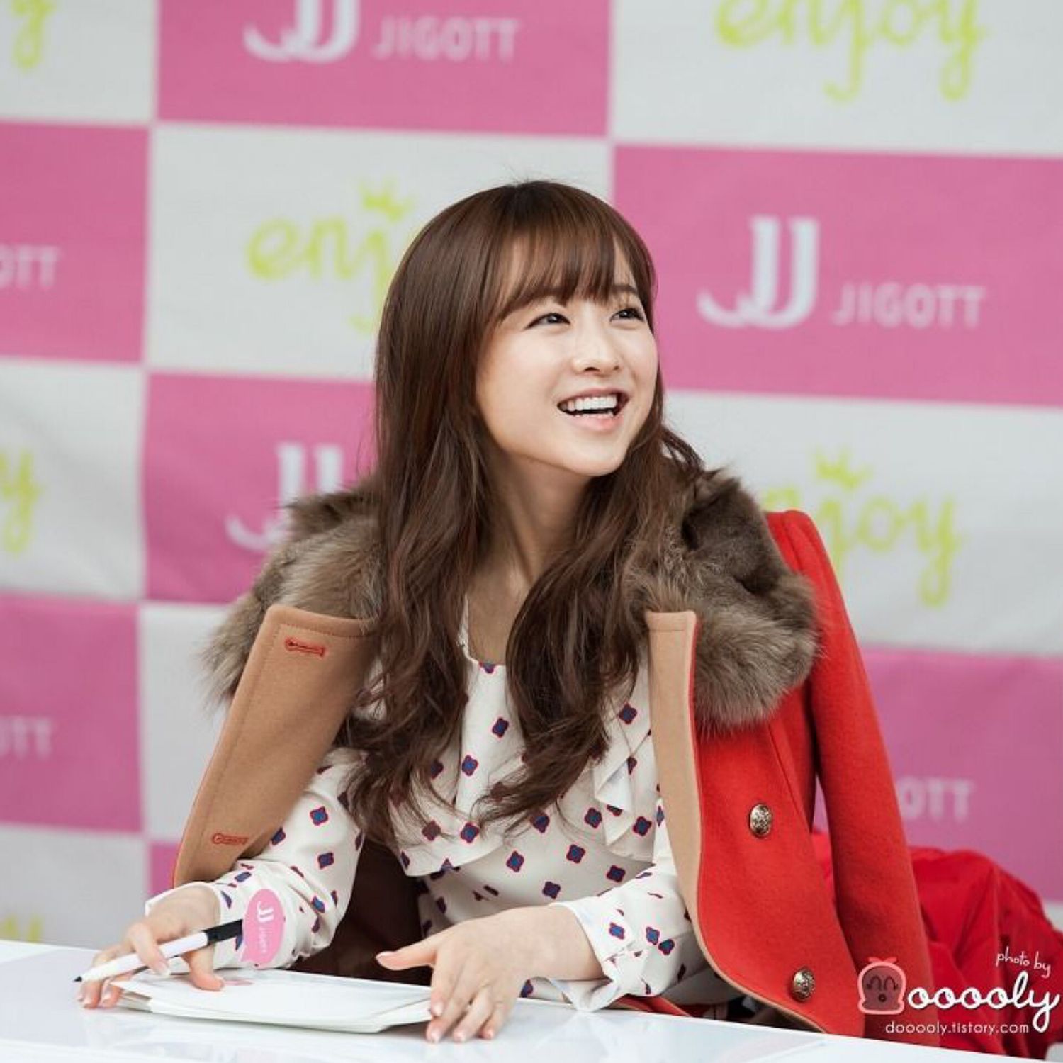 Behind-the-scenes cut of Park Boyoung