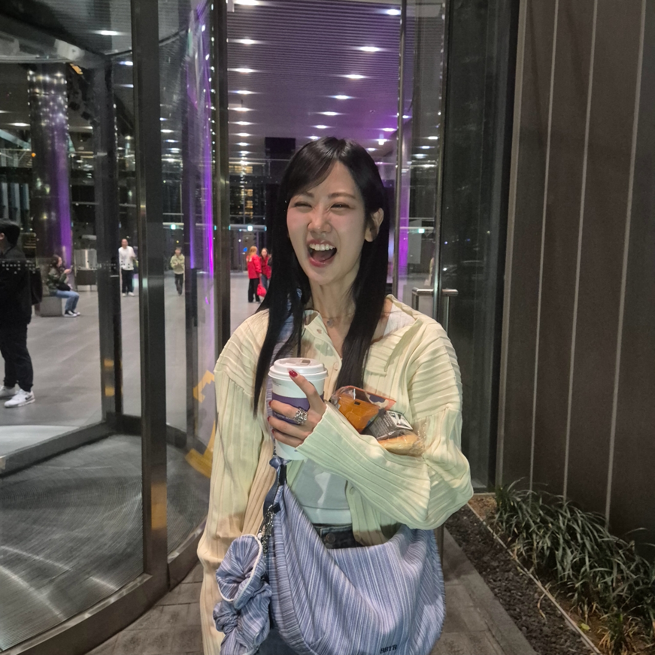A moment captured by a fan of Kang Hyeyeon