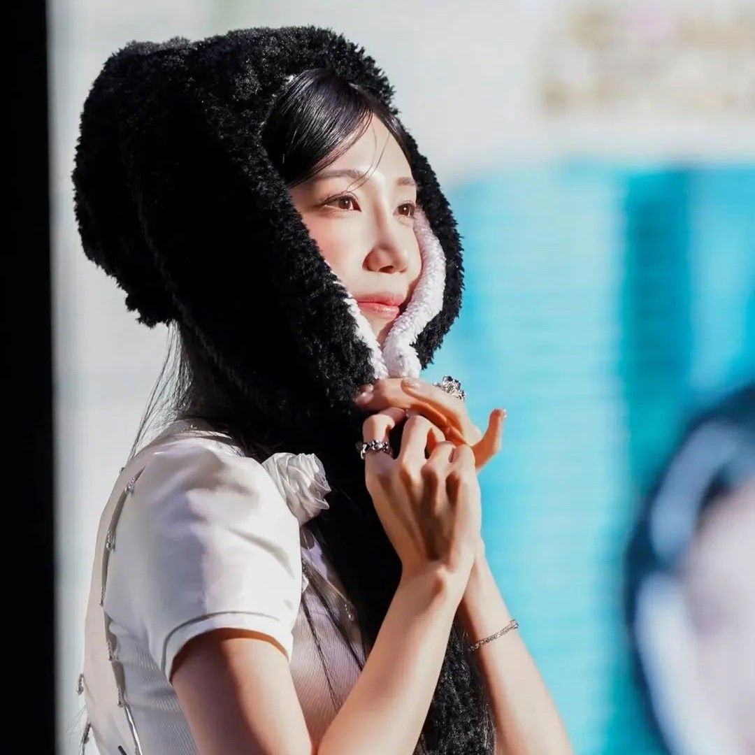Behind-the-scenes cut of Jung Eunji