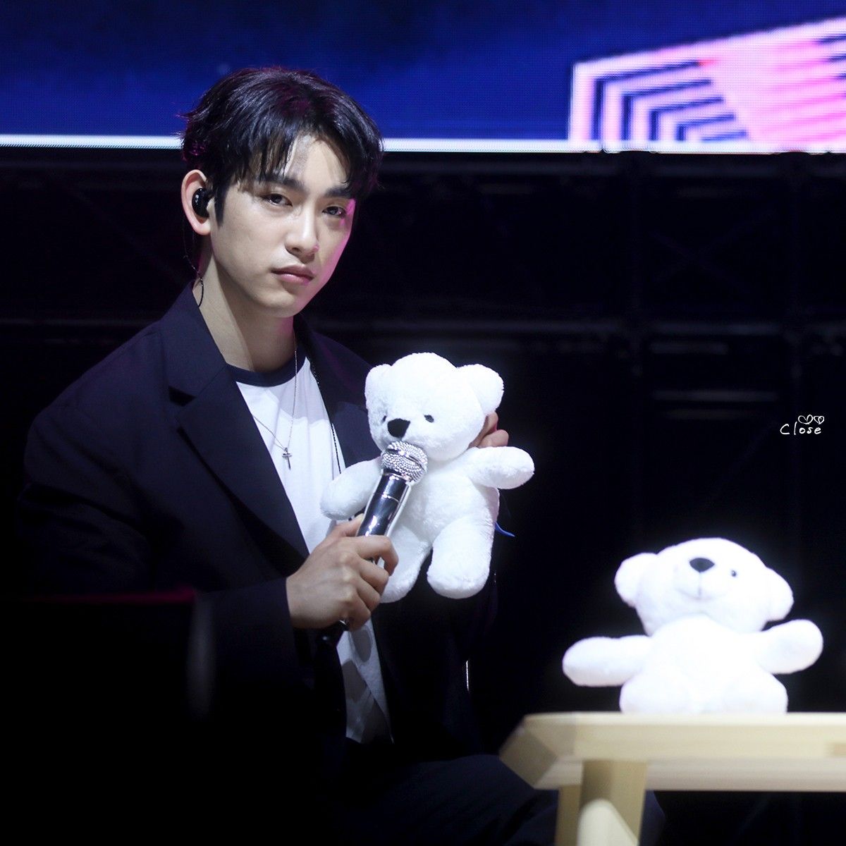 Behind-the-scenes cut of Park Jinyoung