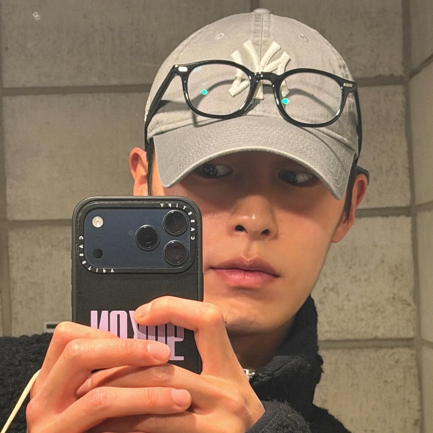 A moment captured by a fan of Lee Jaewook