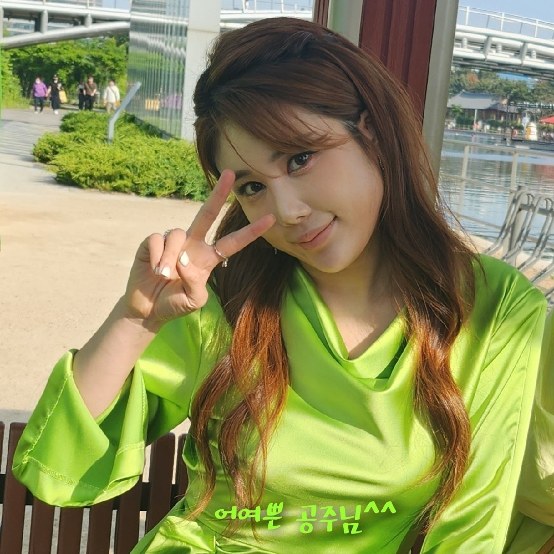 Behind-the-scenes cut of Kim Soyou