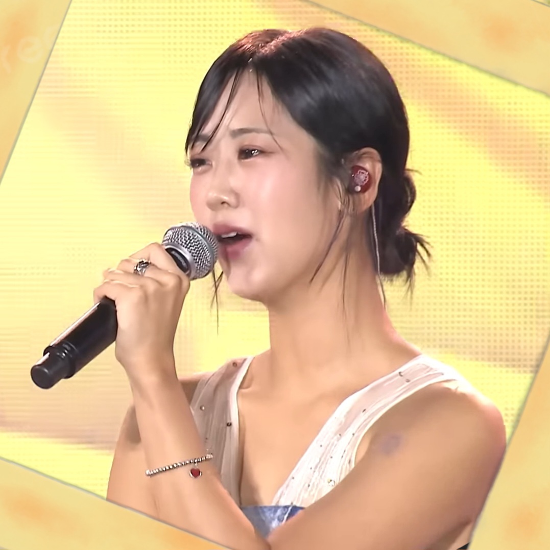Behind-the-scenes cut of Kang Hyeyeon