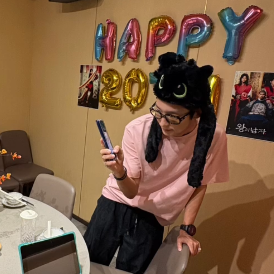 Behind-the-scenes cut of Lee Joongi