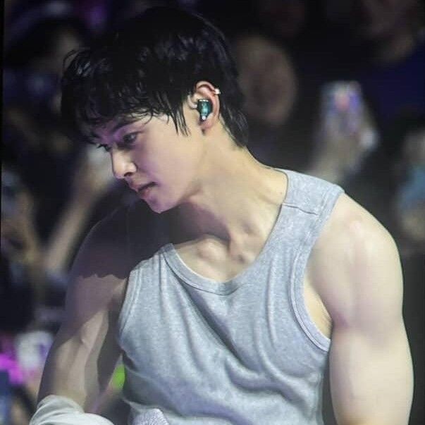 A moment captured by a fan of Cha Eunwoo