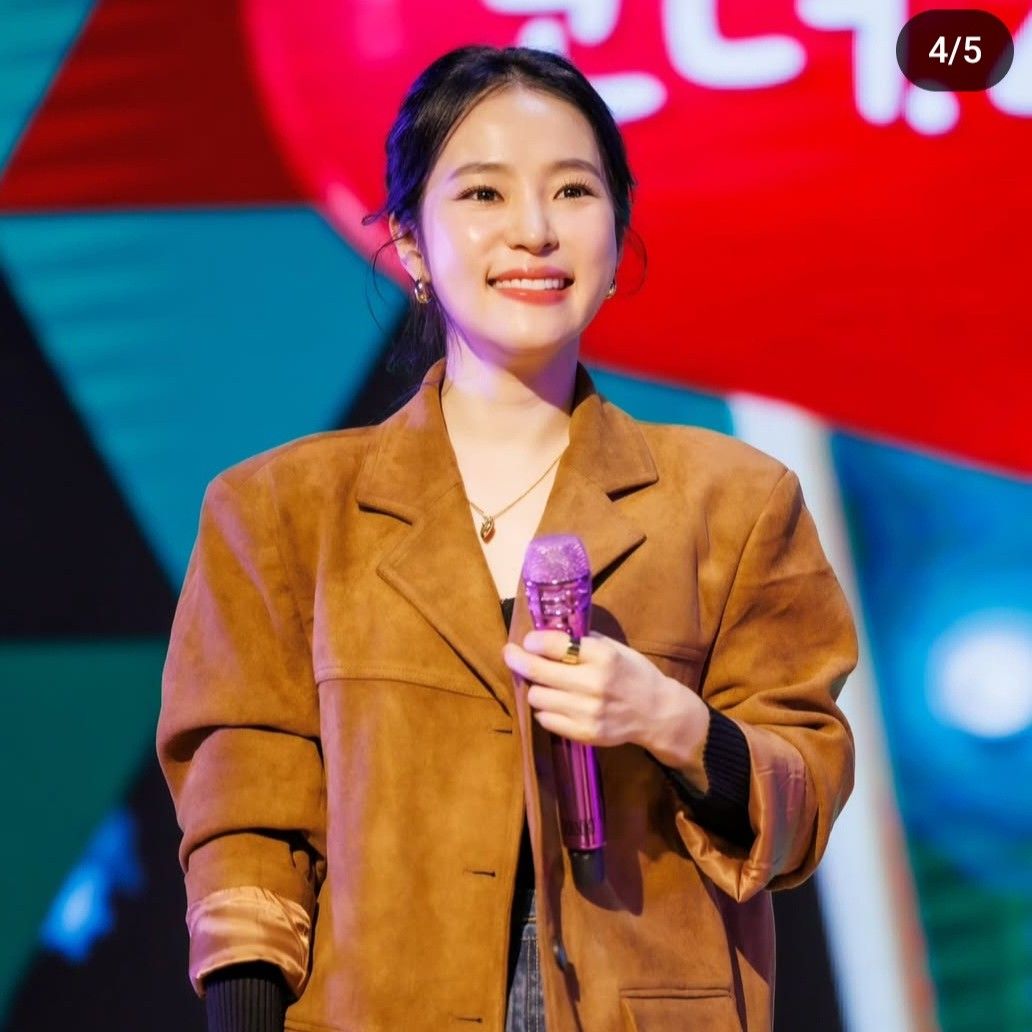 A moment captured by a fan of Hong Ja