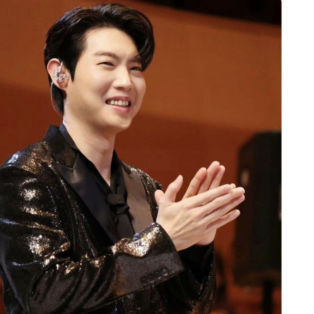 A moment captured by a fan of Son Taejin