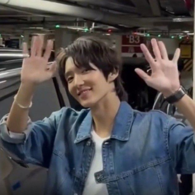 A moment captured by a fan of Lee Joongi