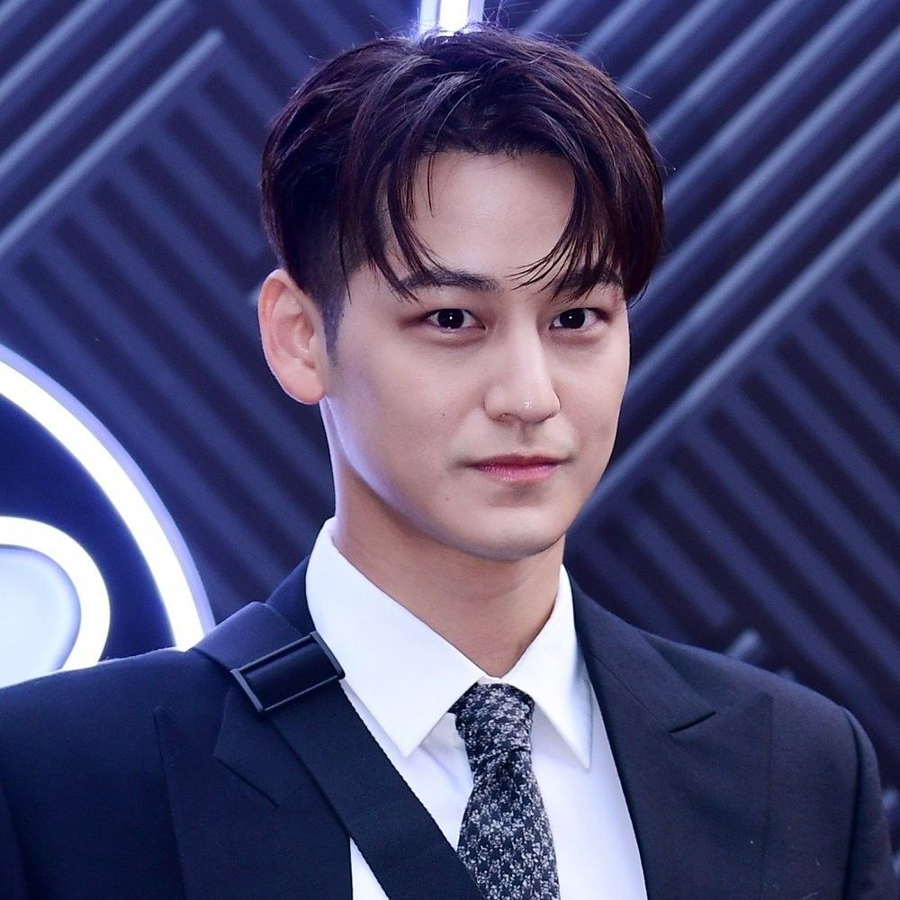 Behind-the-scenes cut of Kim Bum