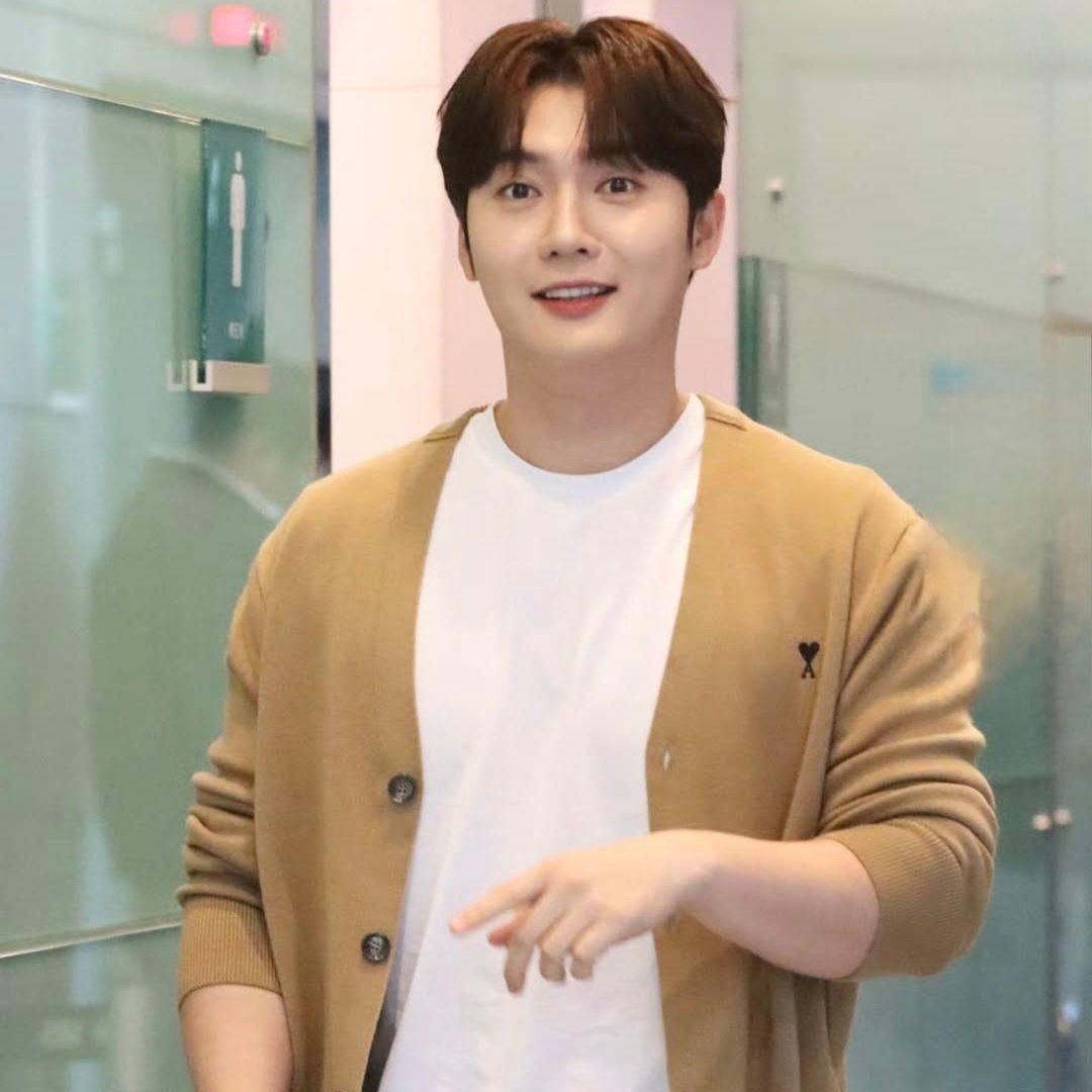 A moment captured by a fan of Son Binah