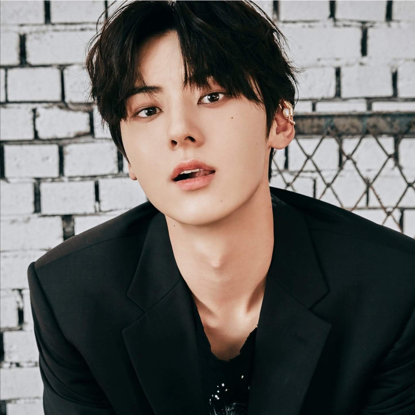 A moment captured by a fan of Hwang Minhyun