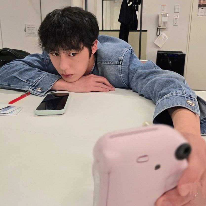 A moment captured by a fan of Lee Jaewook