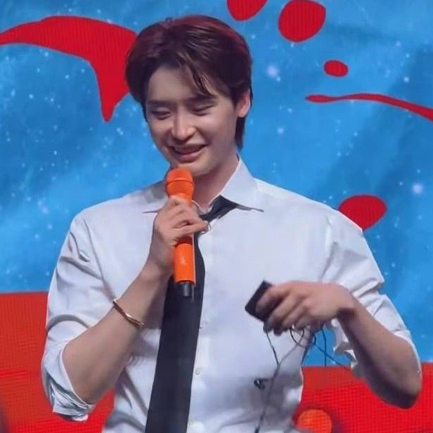 A moment captured by a fan of Lee Jongsuk