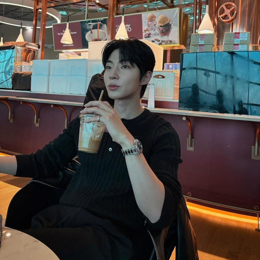 A moment captured by a fan of Hwang Inyoup