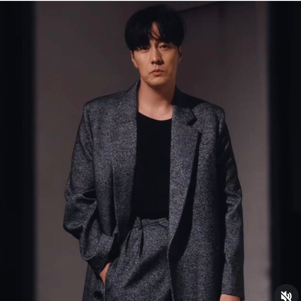 Behind-the-scenes cut of So Jisub
