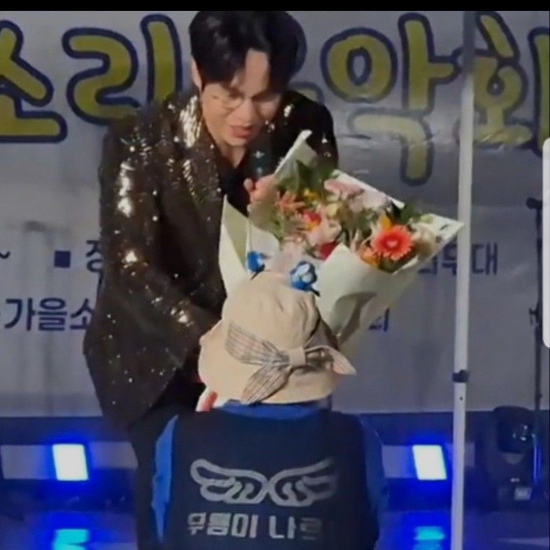 A moment captured by a fan of Mooryong