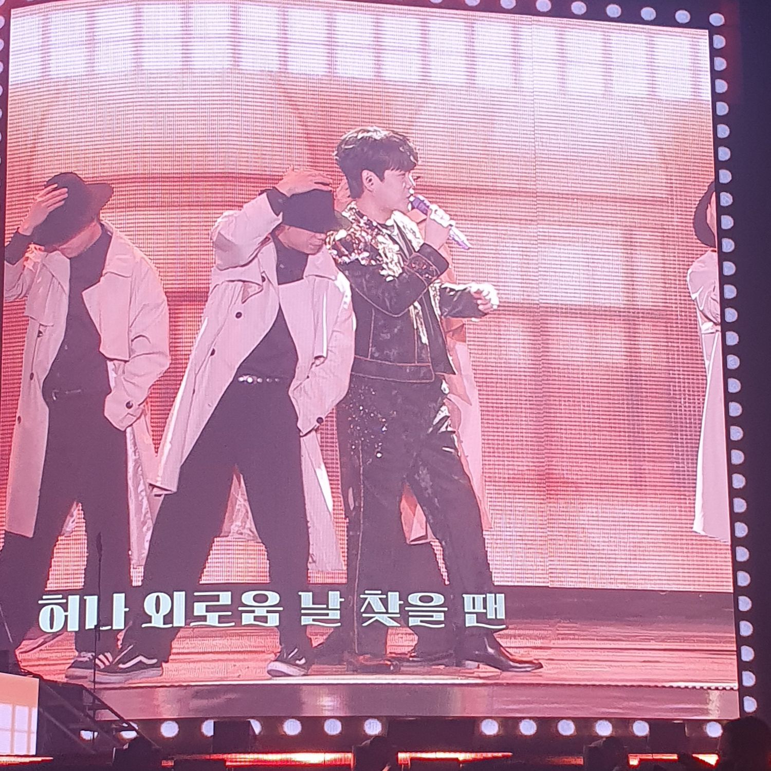 A moment captured by a fan of Hwang Youngwoong