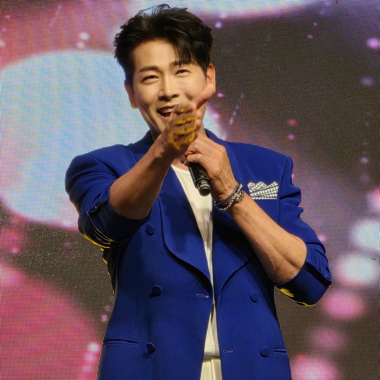 A moment captured by a fan of Kim Yongpil