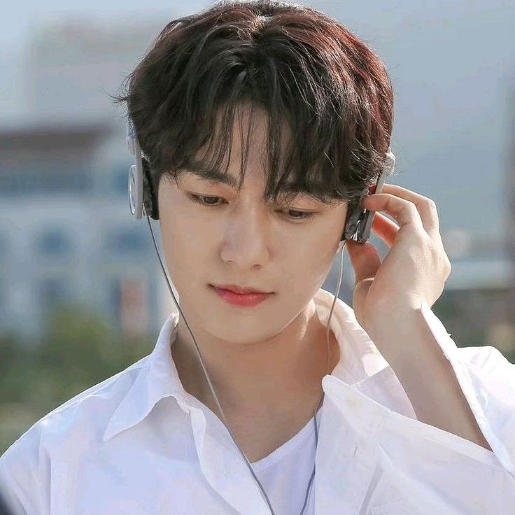 Behind-the-scenes cut of Kim Myungsoo (L)