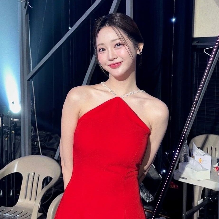 Behind-the-scenes cut of Hong Jiyoon