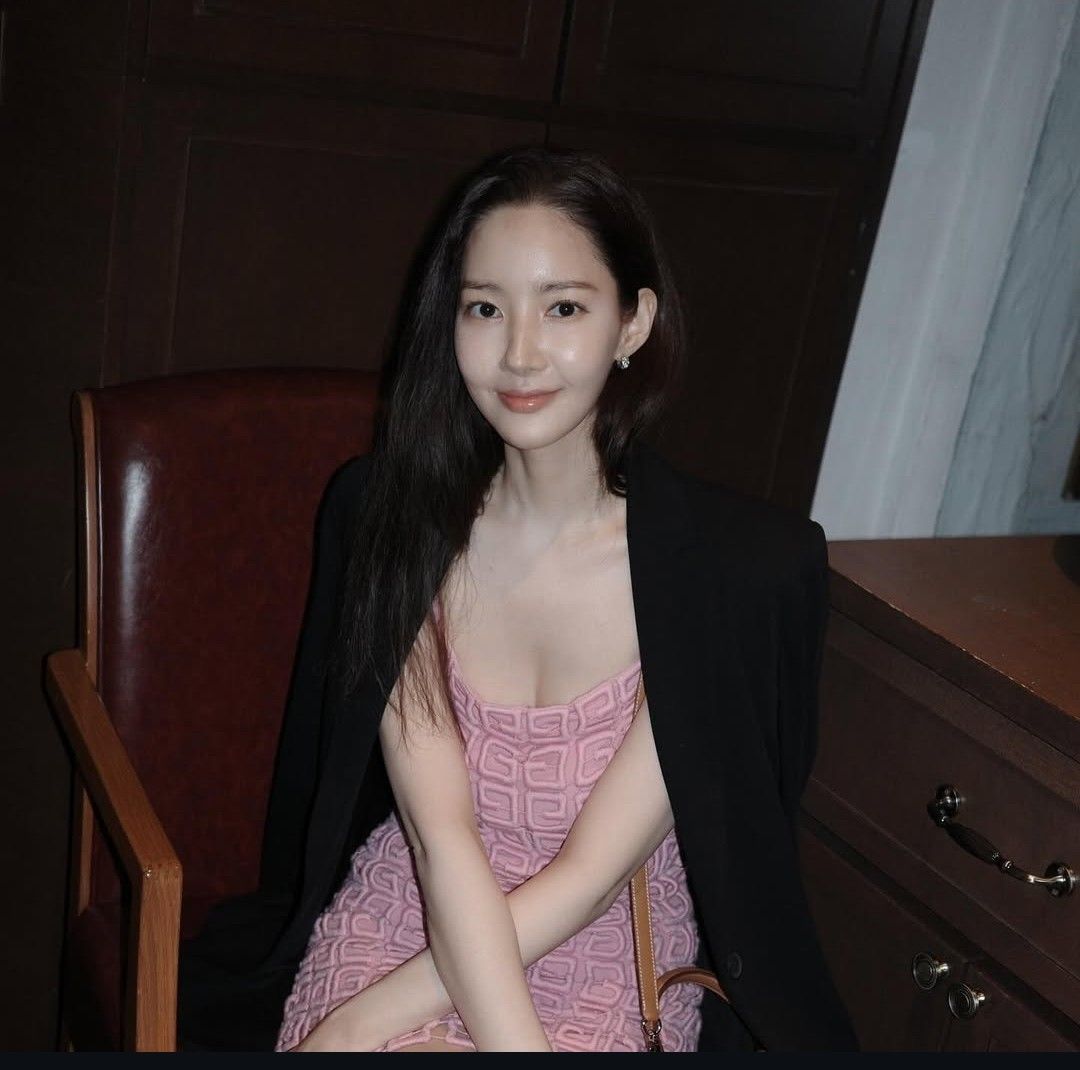 Behind-the-scenes cut of Park Minyoung