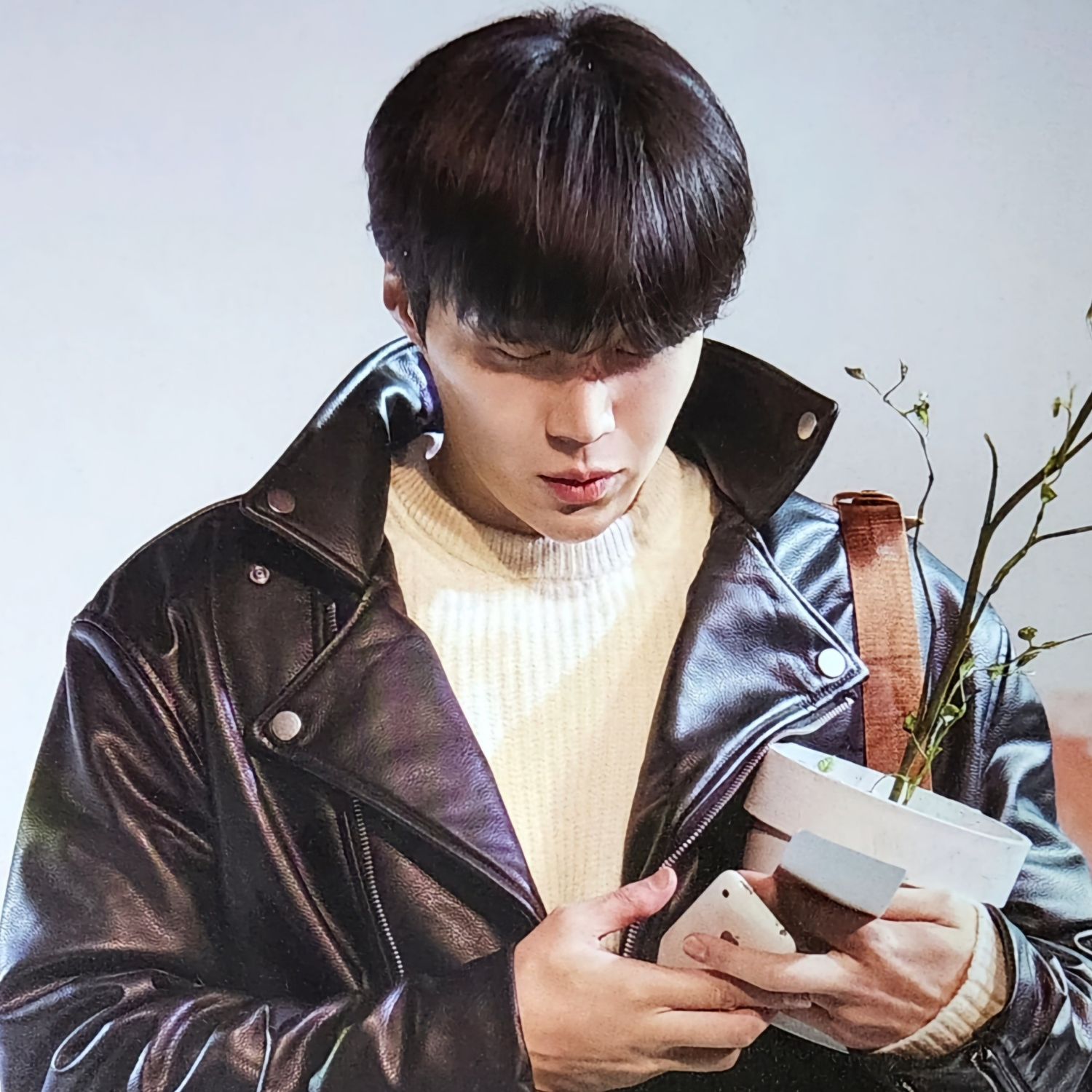 Behind-the-scenes cut of Kim Seonho