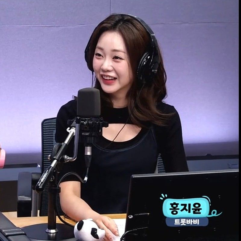 Behind-the-scenes cut of Hong Jiyoon