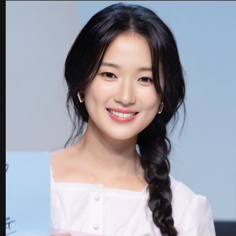 Behind-the-scenes cut of Kim Hyeyoon