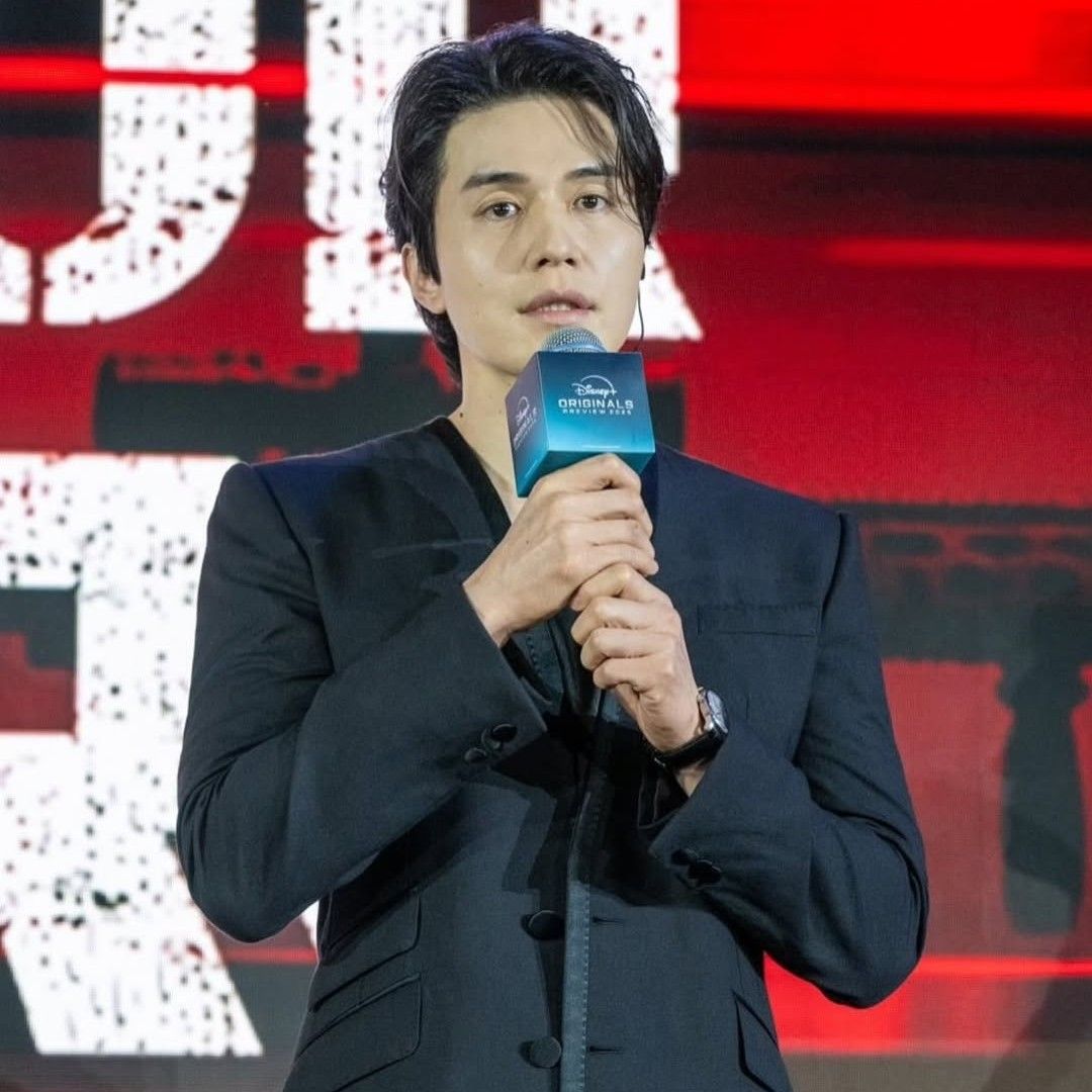 A moment captured by a fan of Lee Dongwook