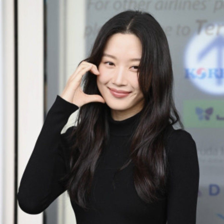 Behind-the-scenes cut of Mun Kayoung