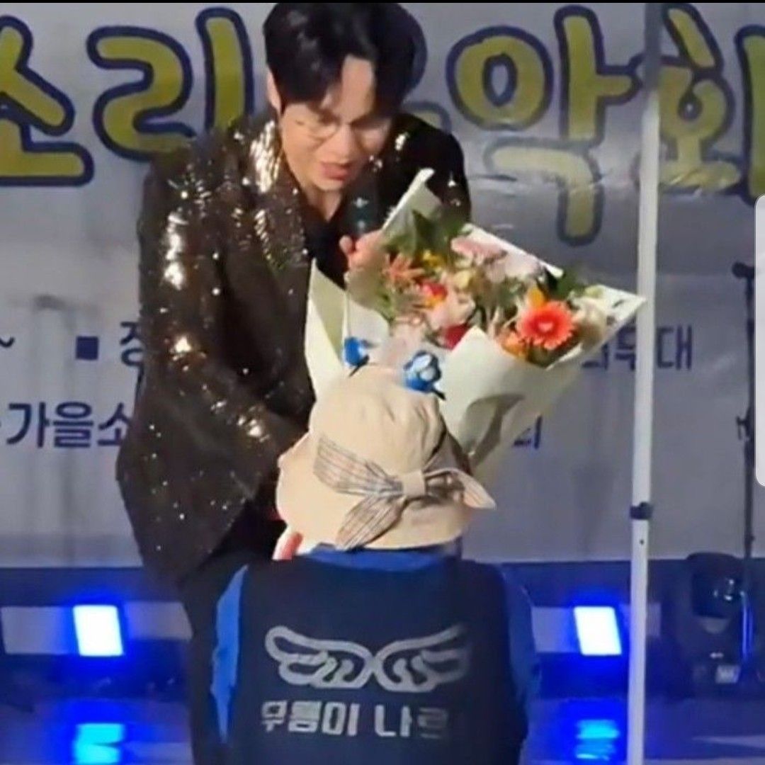 A moment captured by a fan of Mooryong