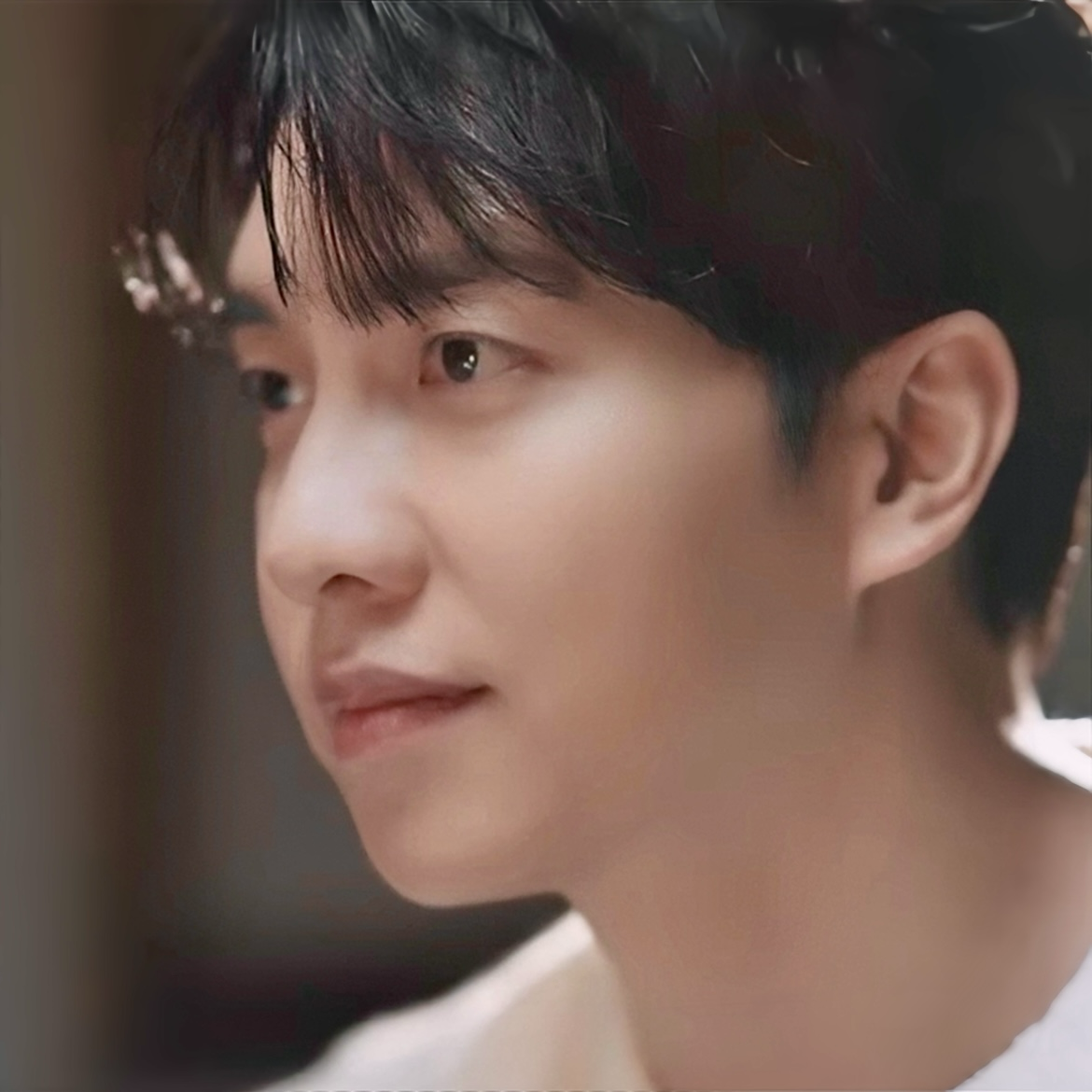 Latest photo of Lee Seunggi