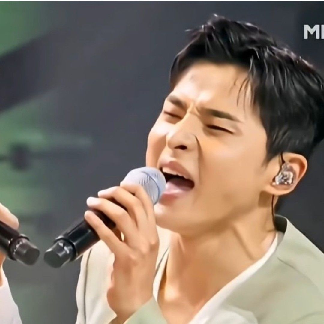 A moment captured by a fan of Seong Ri