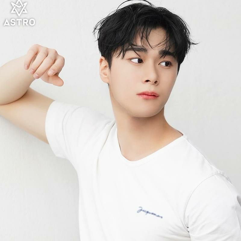 A moment captured by a fan of Cha Eunwoo